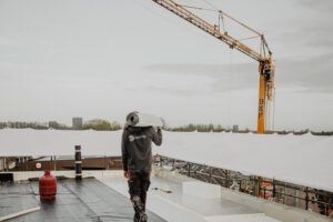 Medewerker Daktec op aan het werk op dak in Leeuwarden