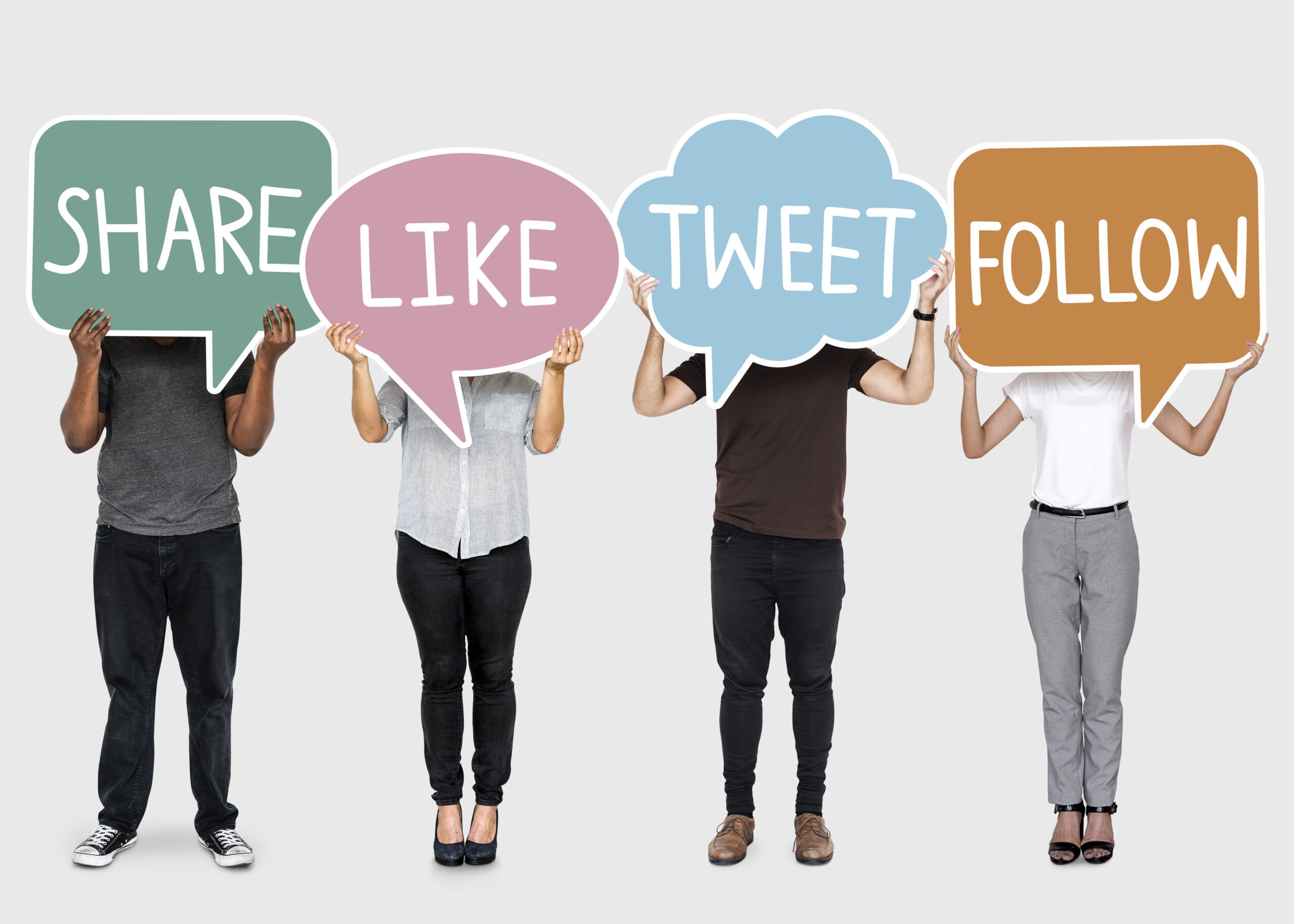 Diverse mensen houden borden omhoog met diverse social media activiteiten (share, like, tweet en follow)